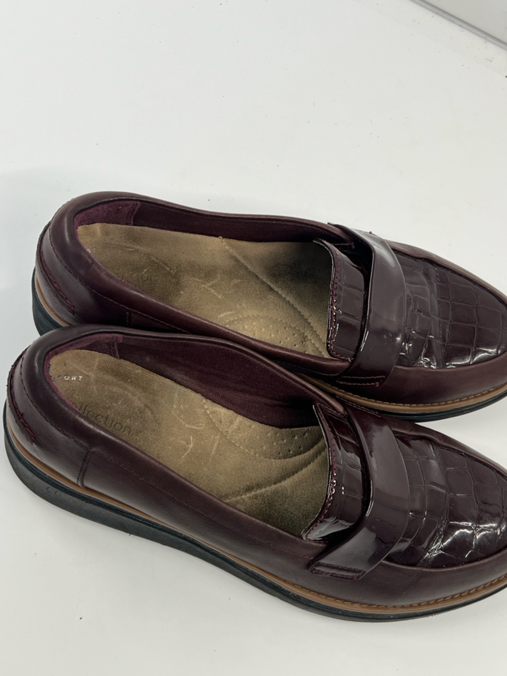 CLARKS Women’s 7.5 Burgundy Leather and Patent Leather Slip On - Picture 3 of 9